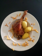 Crispy duck legs with potatoes and chips