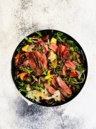 Sočios jautienos „steiko“ salotos su ypatingu keptų vynuogių padažu