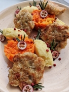 Kapotos triušienos kepsneliai su mairūnu, morkų-obuolių salotomis ir bulvių koše 