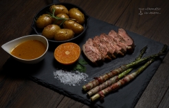 Kepta ančiukų filė su orkaitėje keptomis bulvytėmis, keptais smidrais su šonine bei mandarinų ir medaus padažu.