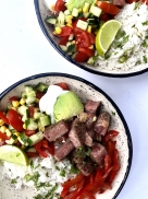 Jautienos rib eye bowlas su ryžiais, salsa, kepintom paprikom, avokadu ir graikišku jogurtu