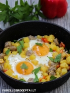 Kiaušiniai su daržovėmis ir dešrelėmis pusryčiams